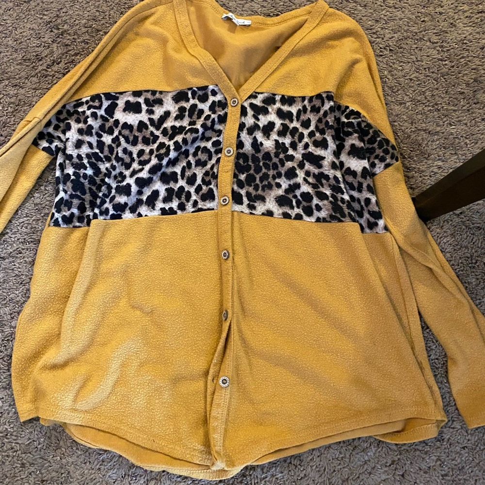 Size large like new only worn once or twice boutique top.